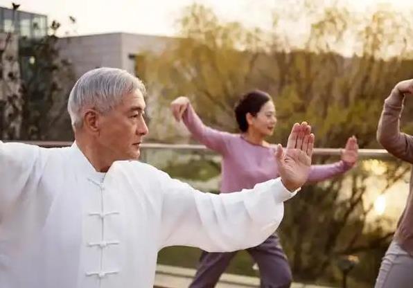清晨锻炼风险大，高血压患者最佳时段，科学运动更健康