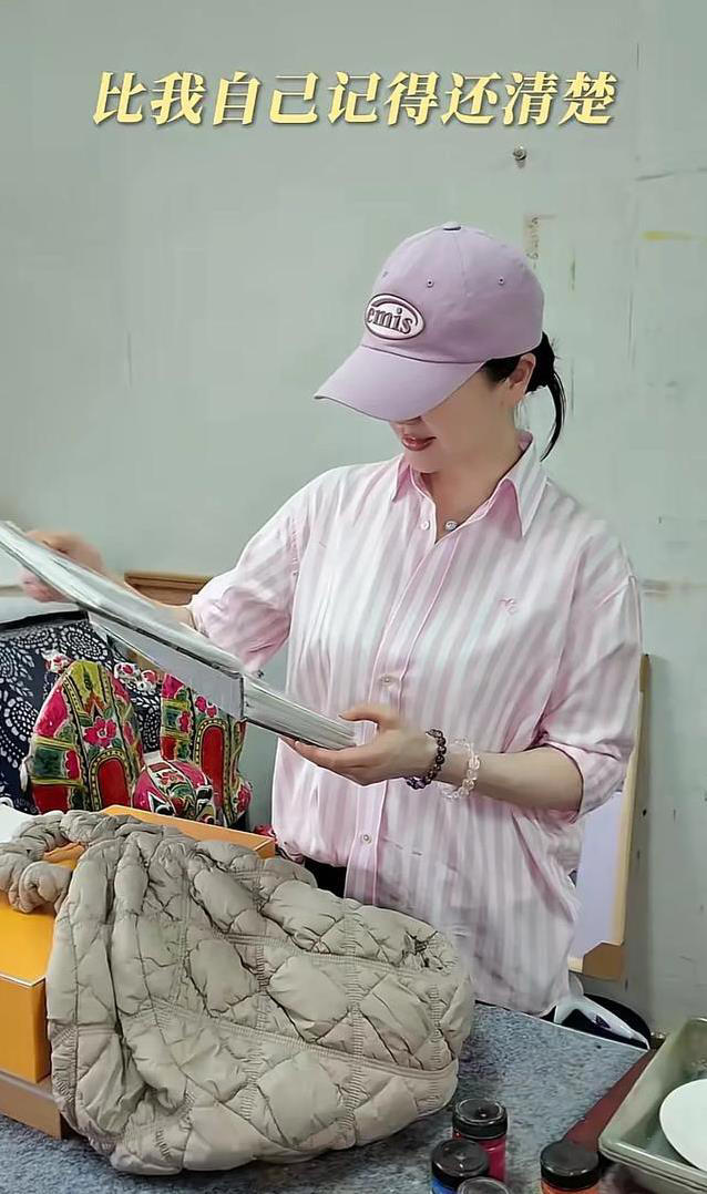 左小青回长沙陪爸妈，卸妆变邻家女孩，家中照片墙藏满爱