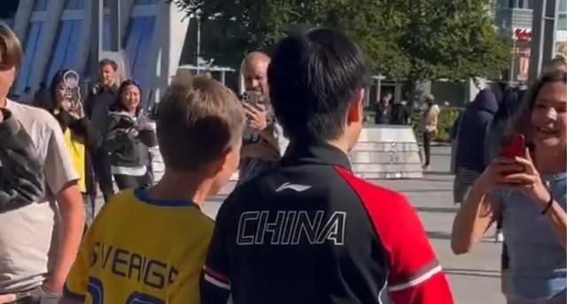 善解人意!孙颖莎路遇瑞典球迷母子追星,被妈妈打动停下和男孩合影