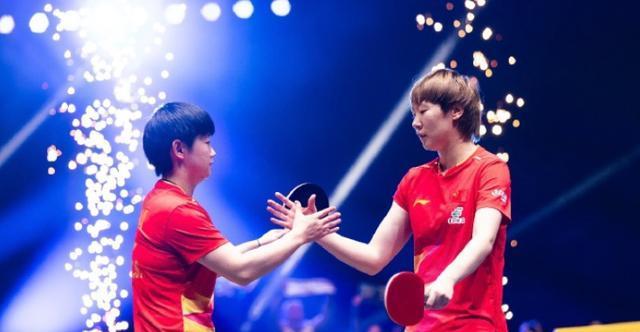 瑞典大满贯女双颁奖礼：王曼昱淡定，孙颖莎笑容灿烂
