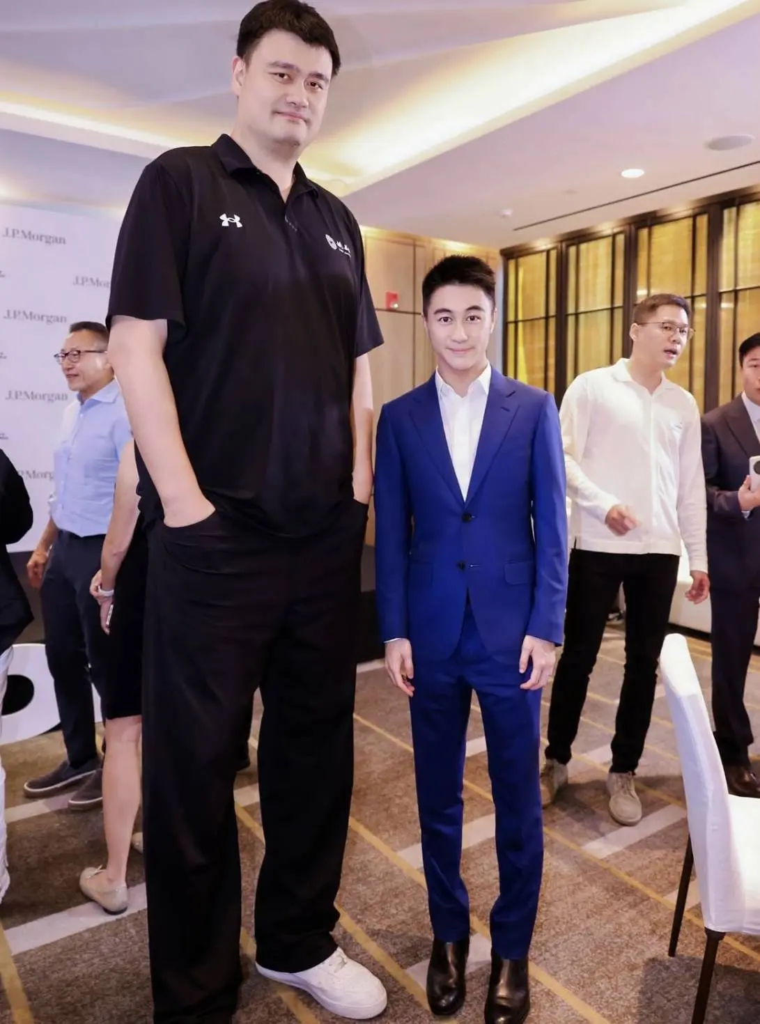 和美国一众富豪抢夺NBA球队Co-owner席位？何猷君投资新动作含金量是真高！