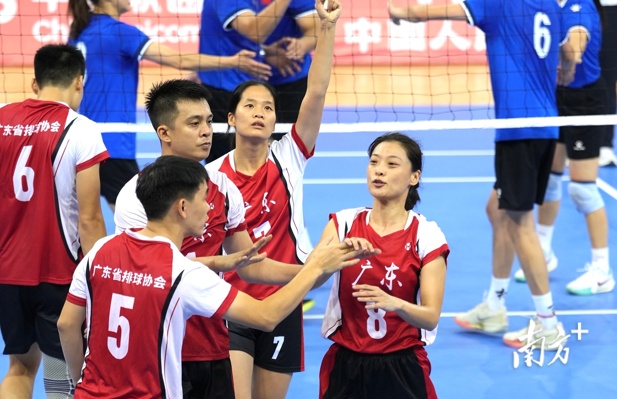 男女混合组中，广东队苦战三局以2-1力克吉林队。 南方+ 杨兴乐 拍摄
