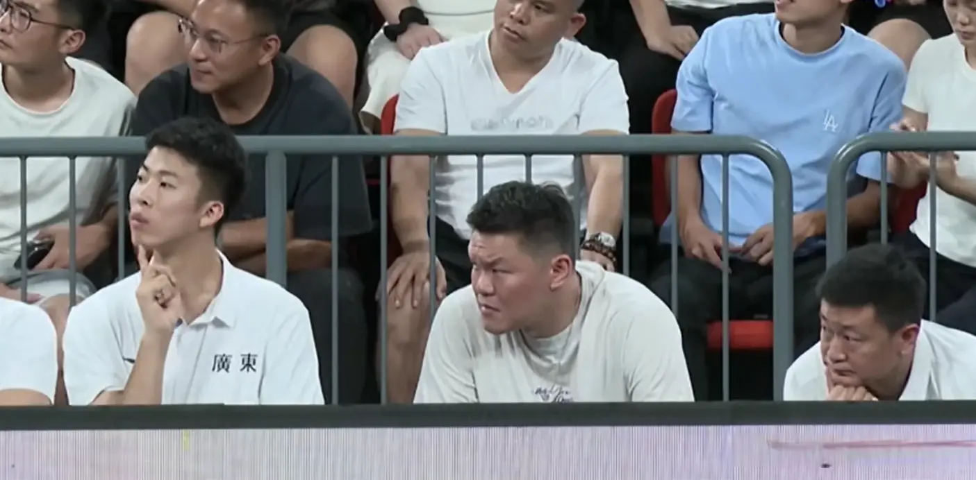 2分险胜！广东2连胜，徐杰缺阵，张文逸爆发砍26分，杜锋真不容易