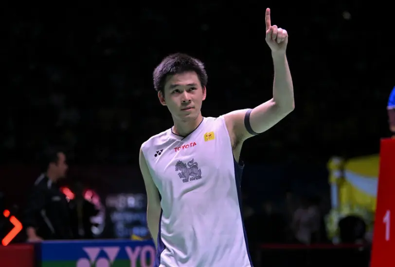 18-11翻车心态不崩！石宇奇2-1世锦赛封王，打破国羽10年冠军荒