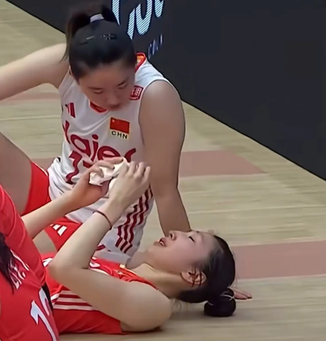 吴梦洁落泪，赵勇祝贺对手，朱婷登上热搜，中国女排拔苗助长