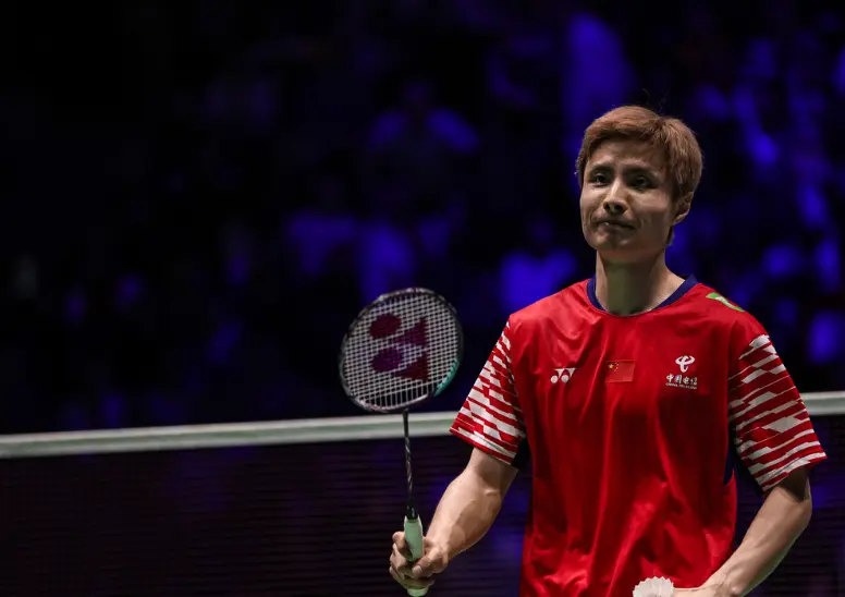 18-11翻车心态不崩！石宇奇2-1世锦赛封王，打破国羽10年冠军荒