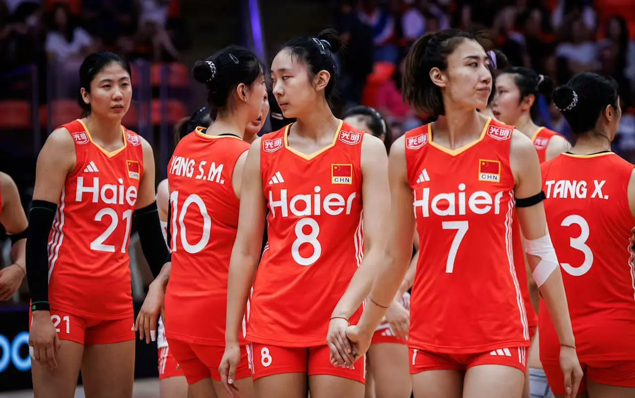 吴梦洁落泪，赵勇祝贺对手，朱婷登上热搜，中国女排拔苗助长