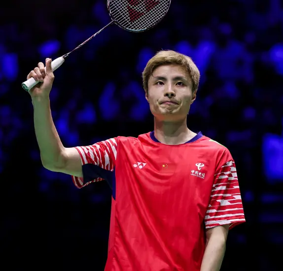 18-11翻车心态不崩！石宇奇2-1世锦赛封王，打破国羽10年冠军荒
