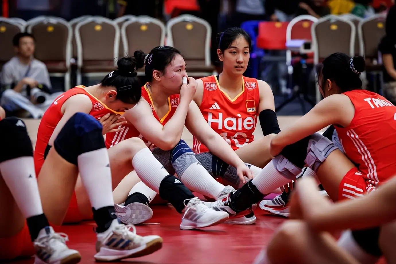 为何法国女排这次赢了中国队？球迷莫名其妙，赛后其教练道出原因