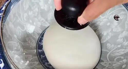 家常葱油饼这样做，层层分明超柔软，3个秘诀香到邻居敲门