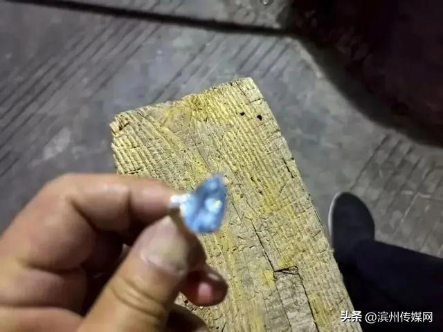 浙江一业主误丢价值10 万婚戒，6名环卫工翻5吨垃圾找回，婉拒业主酬谢