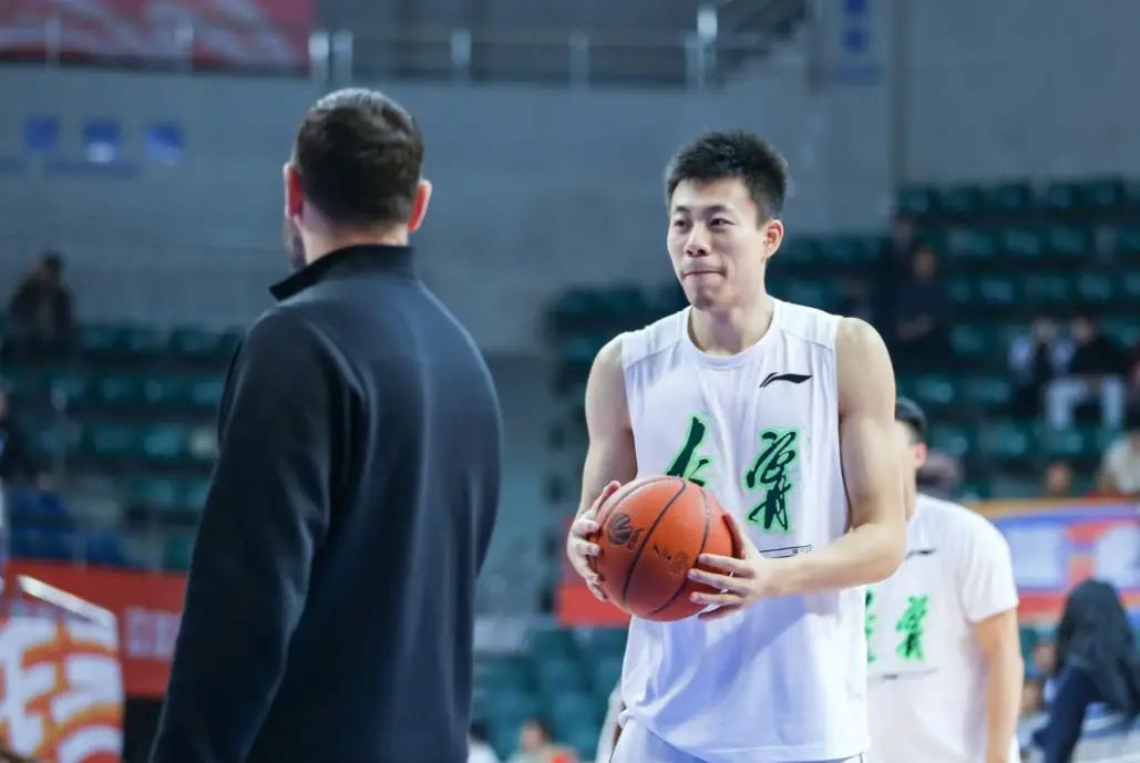 上海男篮热身赛！卢伟全力出击，张镇麟上演首秀，新外援亮相