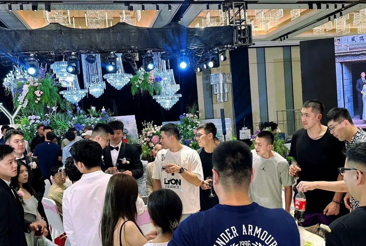恭喜啦！山东男篮悍将大婚，郭士强到场祝贺，邱彪携手高诗岩出席