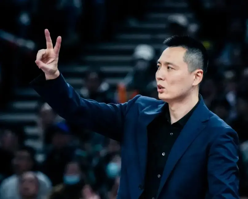 上海男篮热身赛！卢伟全力出击，张镇麟上演首秀，新外援亮相