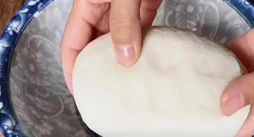 家常葱油饼这样做，层层分明超柔软，3个秘诀香到邻居敲门