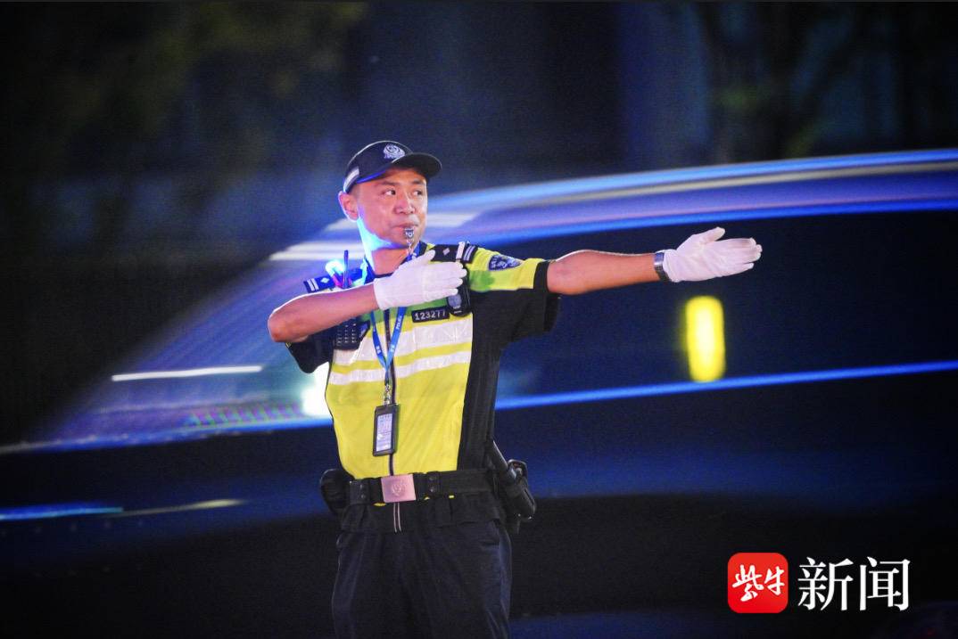 “苏超”赛事，交警王晶和主教练妻子为城市荣誉而战