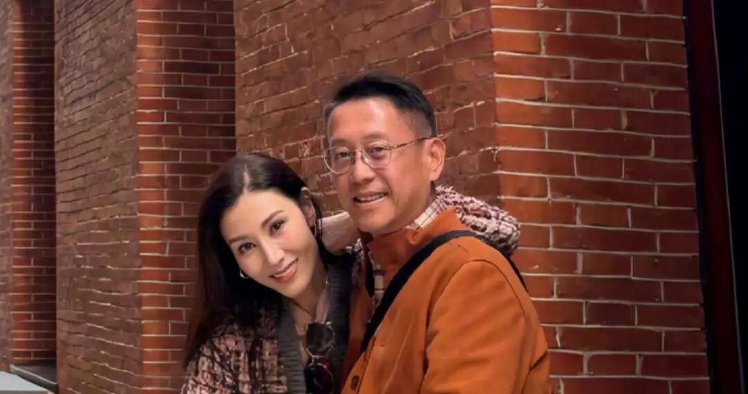 李嘉欣罕晒夫妻合影，她似乎永远定格在了30岁，不愧是香江第一美