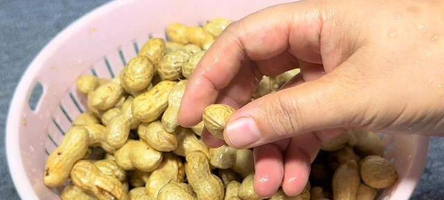 花生煮错一步就发黑，烧烤店老板教我绝招，3块钱吃到爽