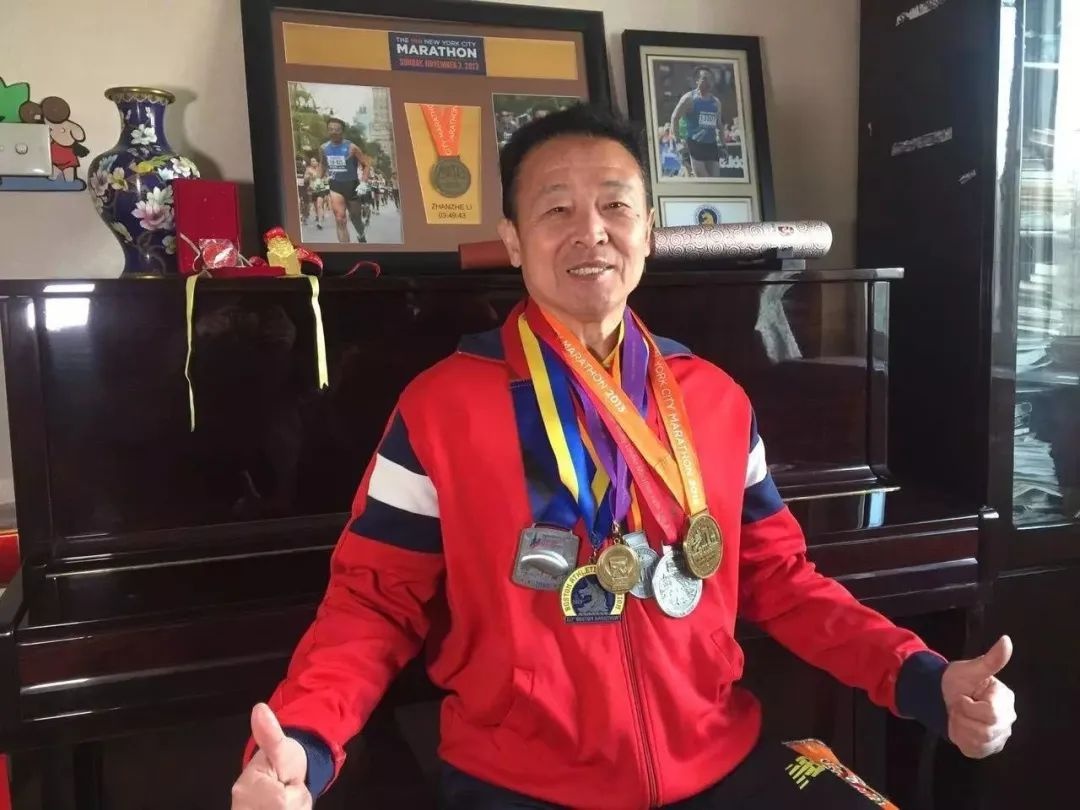 72岁中国老人不到4小时跑完悉尼马拉松，当事人：单纯喜欢跑步，已有59年跑龄