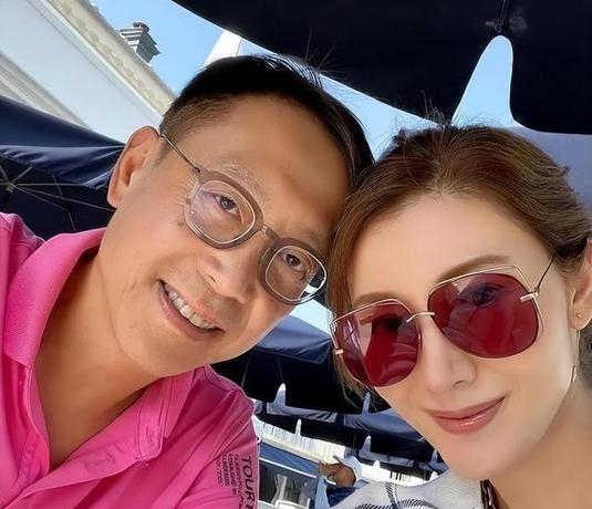 李嘉欣罕晒夫妻合影，她似乎永远定格在了30岁，不愧是香江第一美