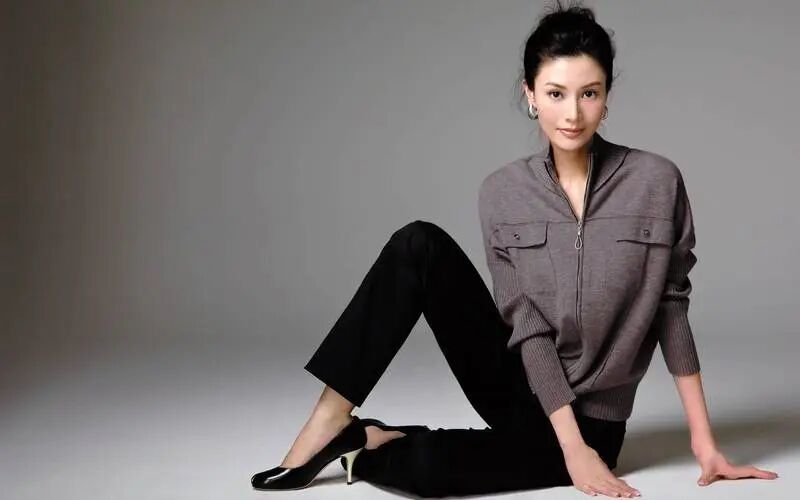李嘉欣罕晒夫妻合影，她似乎永远定格在了30岁，不愧是香江第一美