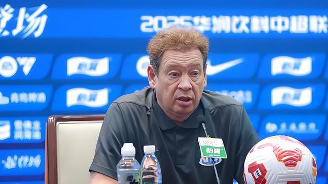 申花刚输给武汉三镇，球迷就建议补强教练组，看好一人入队挑大梁