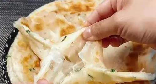 家常葱油饼这样做，层层分明超柔软，3个秘诀香到邻居敲门