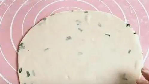 家常葱油饼这样做，层层分明超柔软，3个秘诀香到邻居敲门