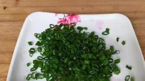 家常葱油饼这样做，层层分明超柔软，3个秘诀香到邻居敲门