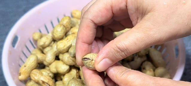 花生煮错一步就发黑，烧烤店老板教我绝招，3块钱吃到爽