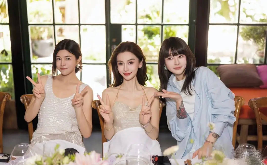 Angelababy参加闺蜜生日宴 穿白色吊带裙身材窈窕温婉大方