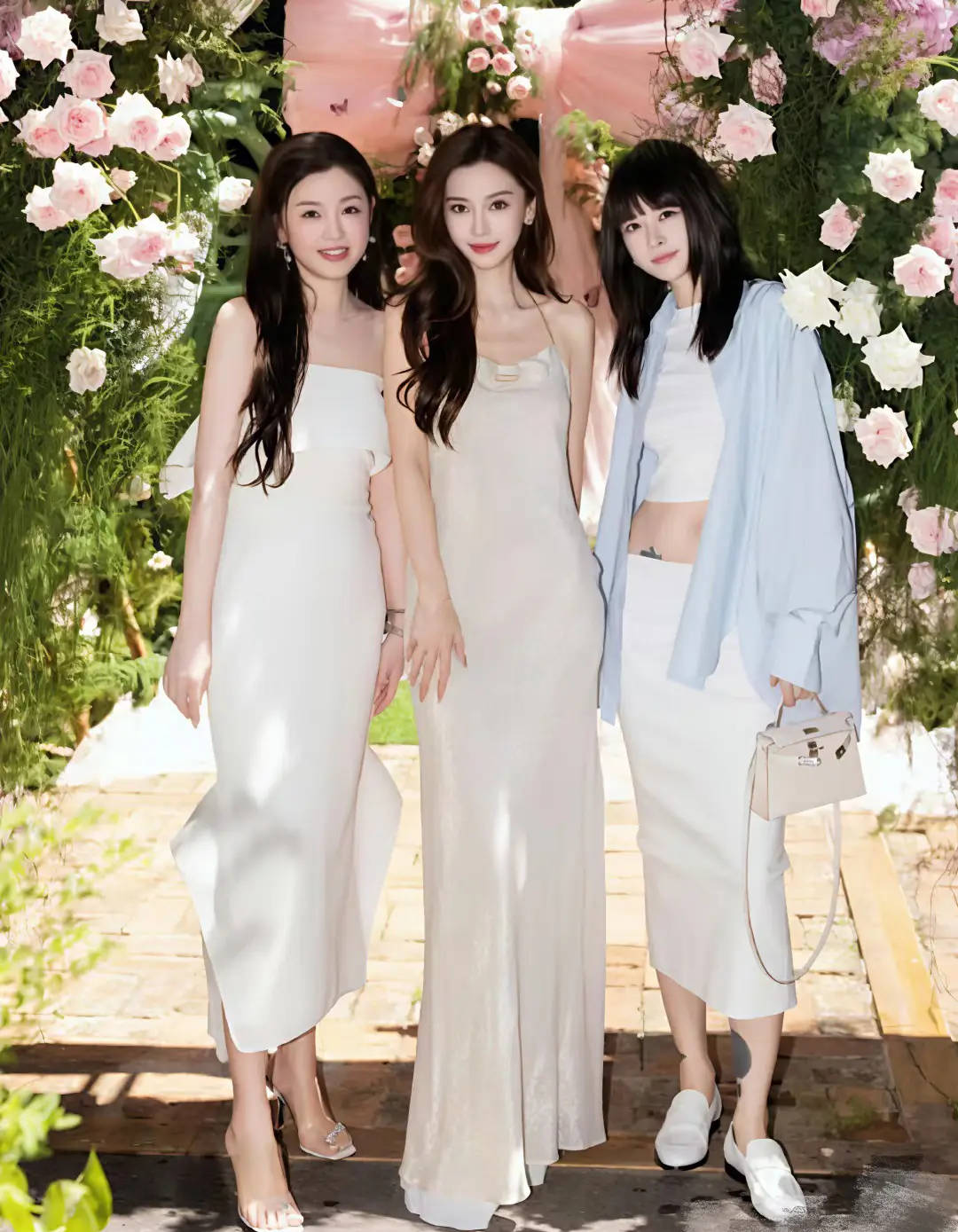 Angelababy参加闺蜜生日宴 穿白色吊带裙身材窈窕温婉大方