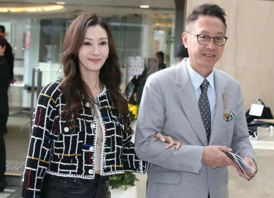 李嘉欣罕晒夫妻合影，她似乎永远定格在了30岁，不愧是香江第一美