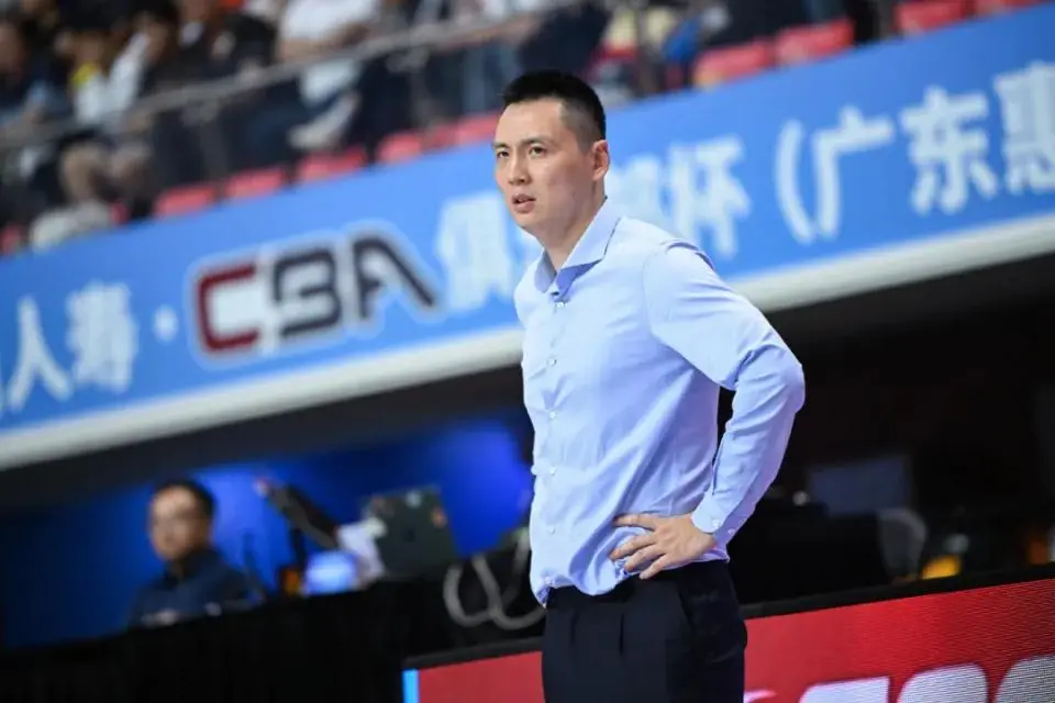 CBA新赛季三大土帅成下课热门候选，三大豪门主帅在列，丁伟首当其冲
