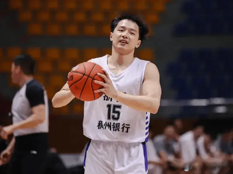 人生赢家，王奕博不单在青岛拿到顶薪，还保留了事业编，徐杰羡慕