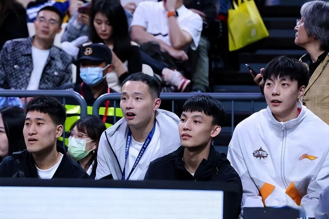 人生赢家，王奕博不单在青岛拿到顶薪，还保留了事业编，徐杰羡慕