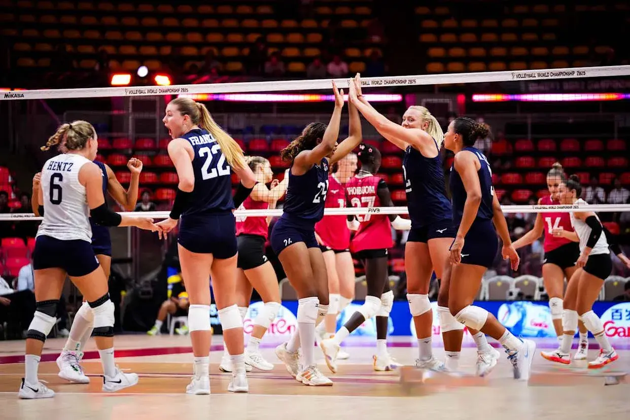一场3-0横扫，美国队给中国女排上课！8强确定7席，连爆两大冷门