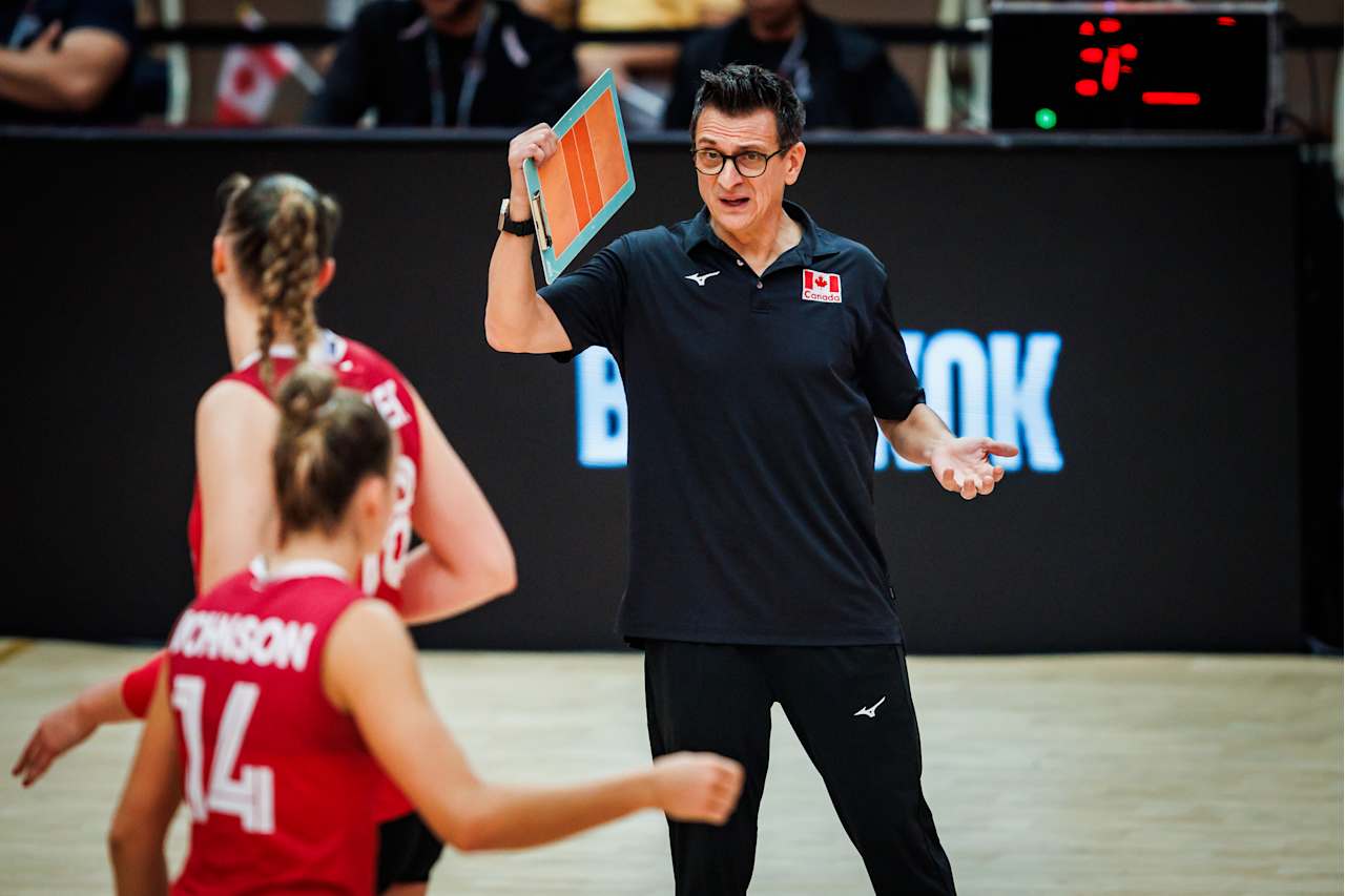 3-0！美国女排晋级八强 新秀主攻感谢老将“传帮带” 古德蒂带队离场