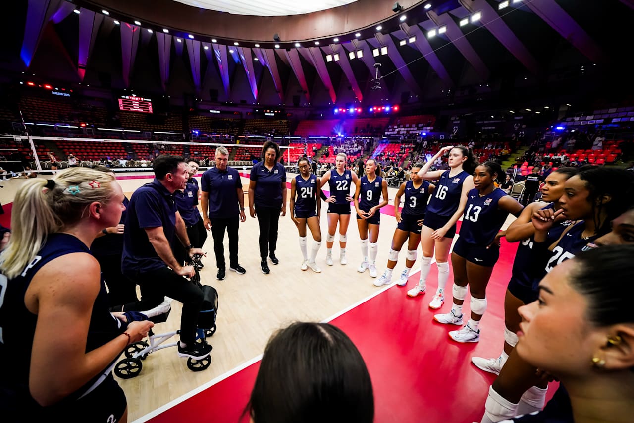 3-0！美国女排晋级八强 新秀主攻感谢老将“传帮带” 古德蒂带队离场