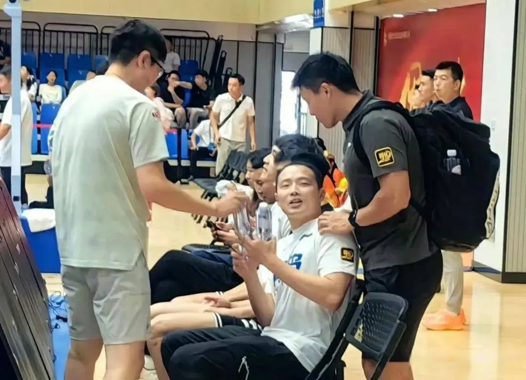 人生赢家，王奕博不单在青岛拿到顶薪，还保留了事业编，徐杰羡慕