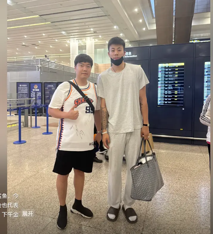 兄弟情深，王哲林开奔驰接张镇麟下班，张镇麟在上海男篮很开心