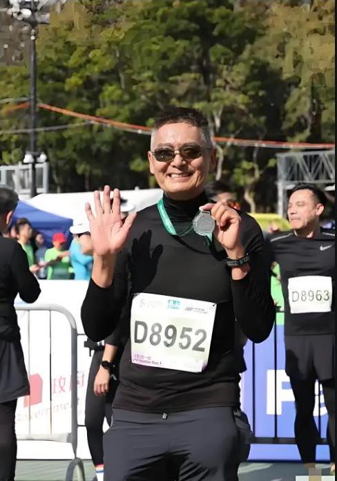70岁周润发骨裂后两周跑步，40年坚持不懈，他凭啥这么拼？