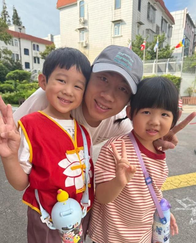 许昕送娃开学笑开花，儿子假笑妹妹勉强笑，背后却藏温馨秘密