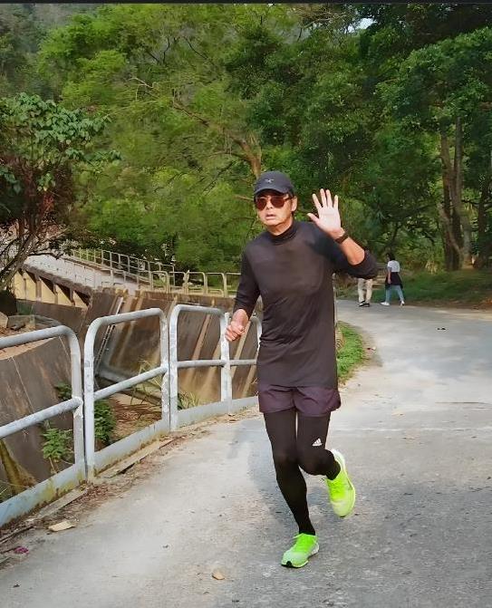 70岁周润发骨裂后两周跑步，40年坚持不懈，他凭啥这么拼？