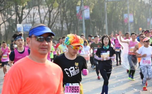 70岁周润发骨裂后两周跑步，40年坚持不懈，他凭啥这么拼？