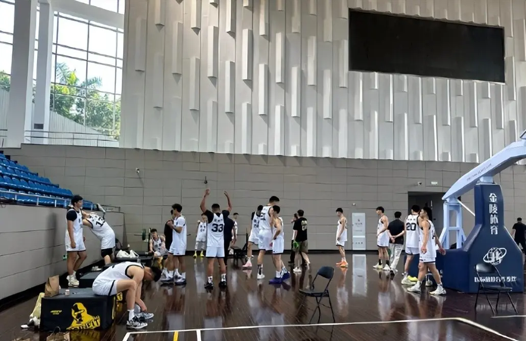 全员集结！广东男篮二沙岛集训 黑白矮同框 就差崔永熙 杜锋提新要求