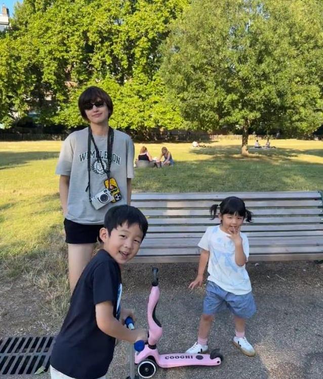 许昕送娃开学笑开花，儿子假笑妹妹勉强笑，背后却藏温馨秘密