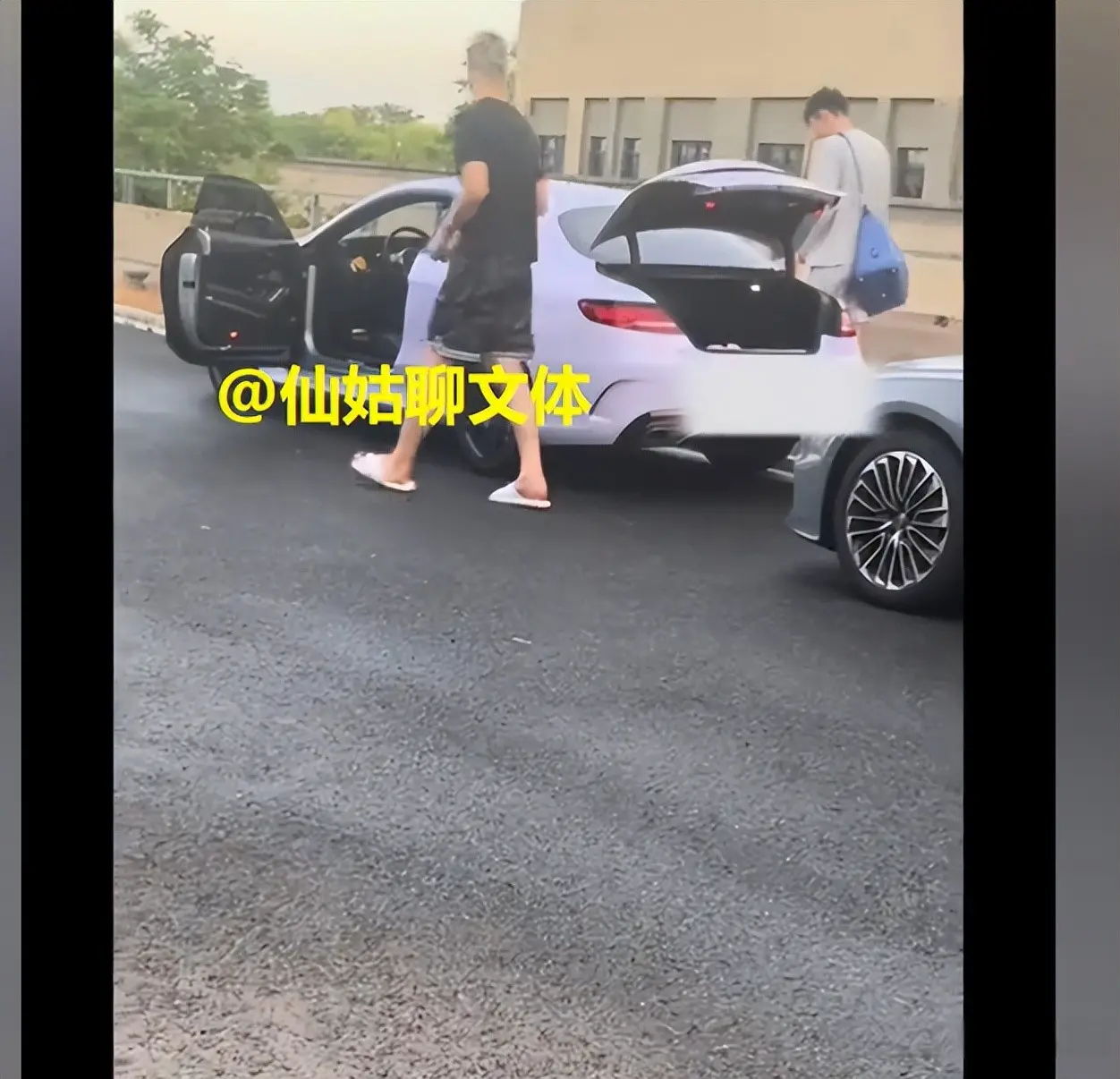 兄弟情深，王哲林开奔驰接张镇麟下班，张镇麟在上海男篮很开心