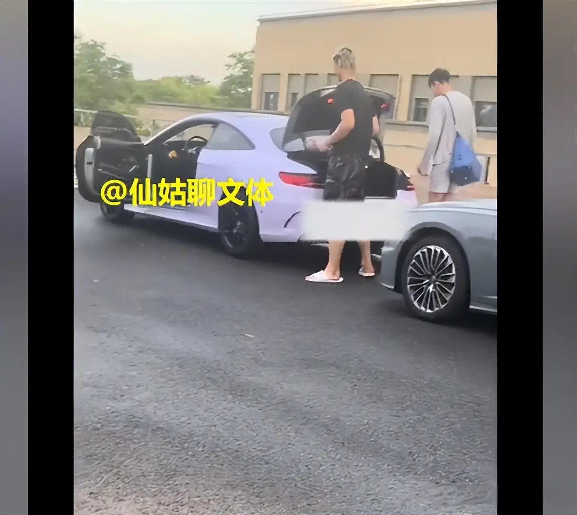 兄弟情深，王哲林开奔驰接张镇麟下班，张镇麟在上海男篮很开心