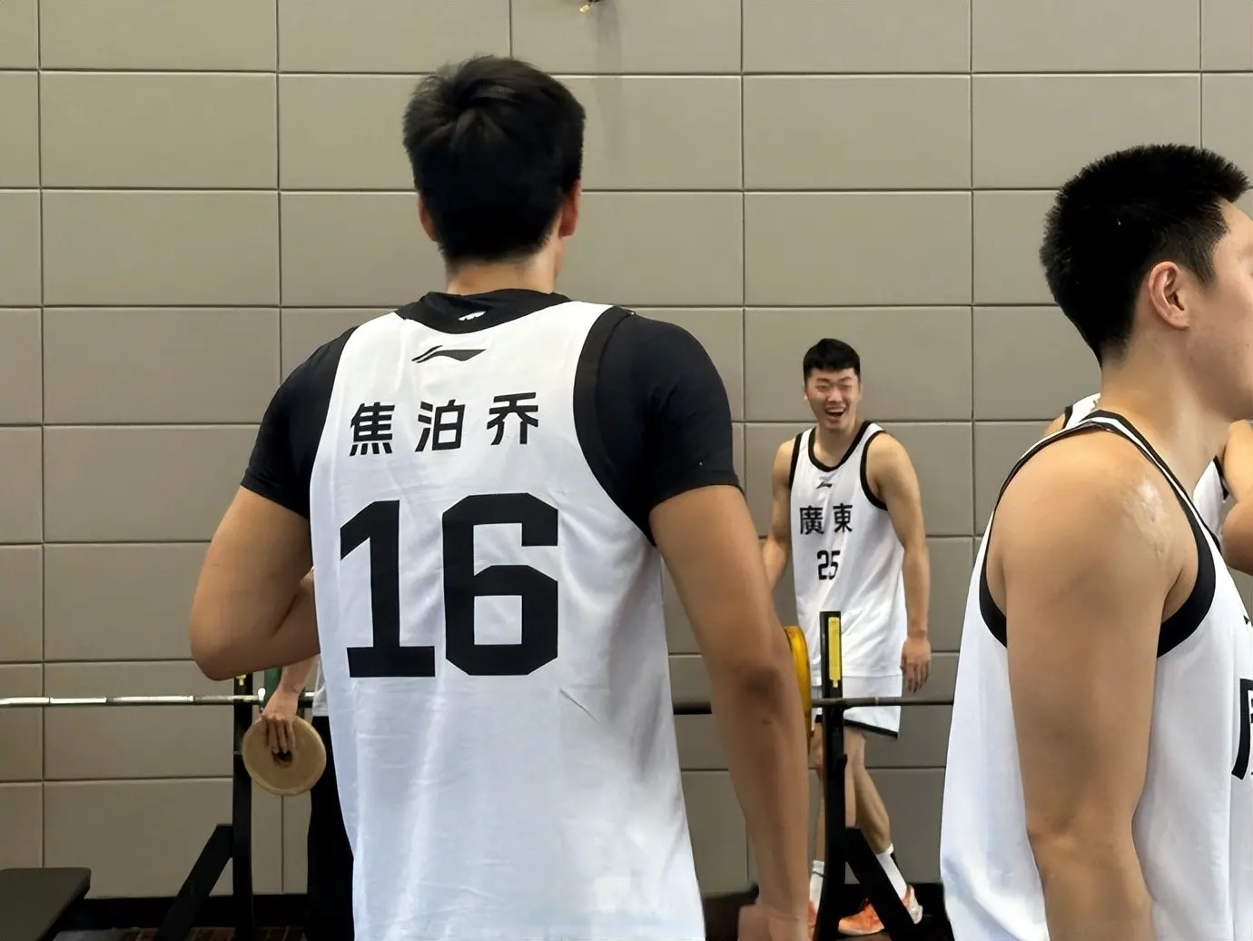 广东全运男篮集合，赵睿胡明轩刘传兴焦泊乔齐现身，阵容太豪华了
